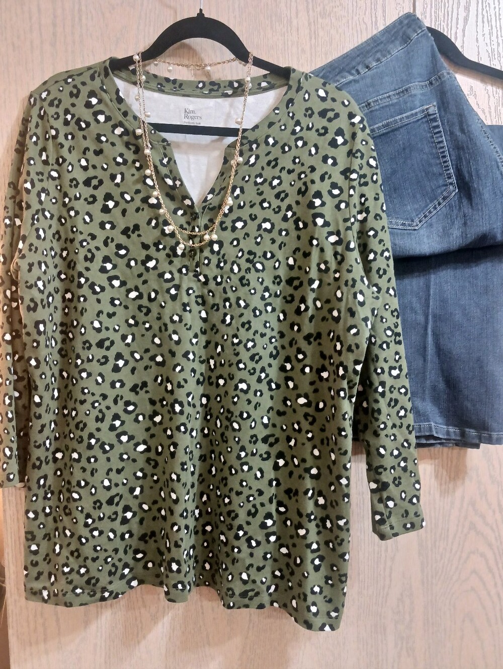 3/$20 💰 Kim Rogers Pullover Olive Green Zebra Leopard-Spot Casual Top XL Cotton - Picture 2 of 7